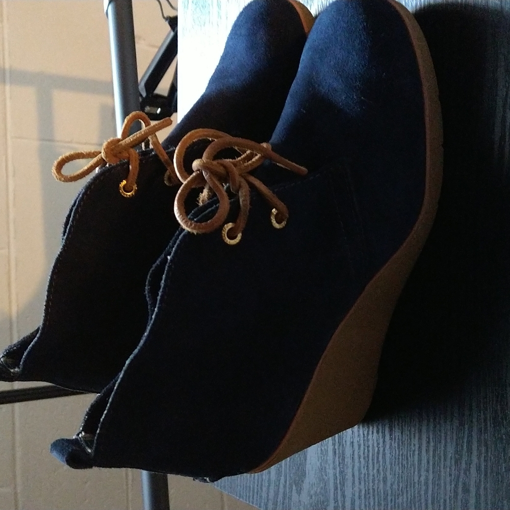 Shoes - Picture 2 of 7
